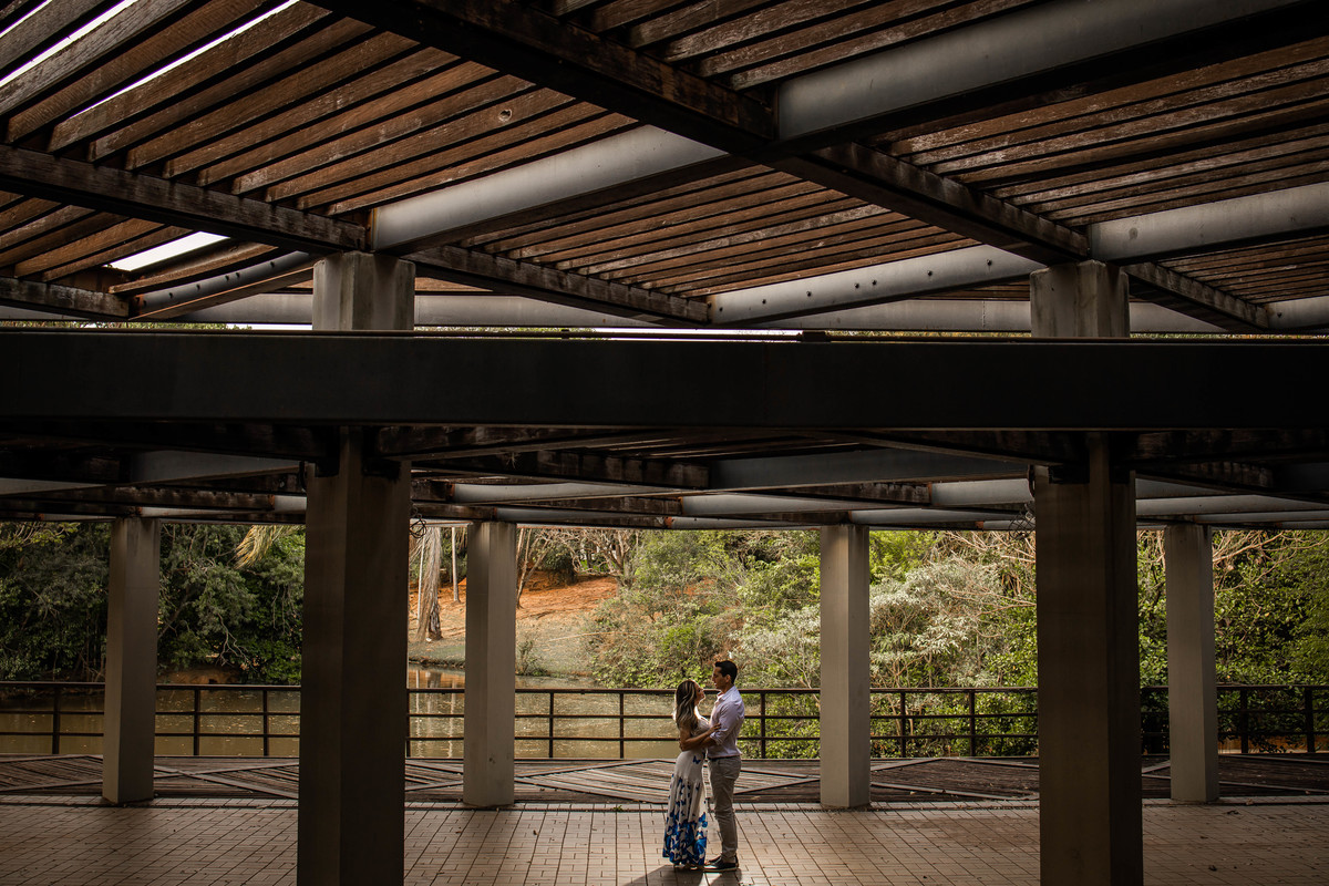 ensaio de casal de noivos isabel e renan pre wedding em parque ecologico em campinas/sp fotografia pelo fotografo denis silveira