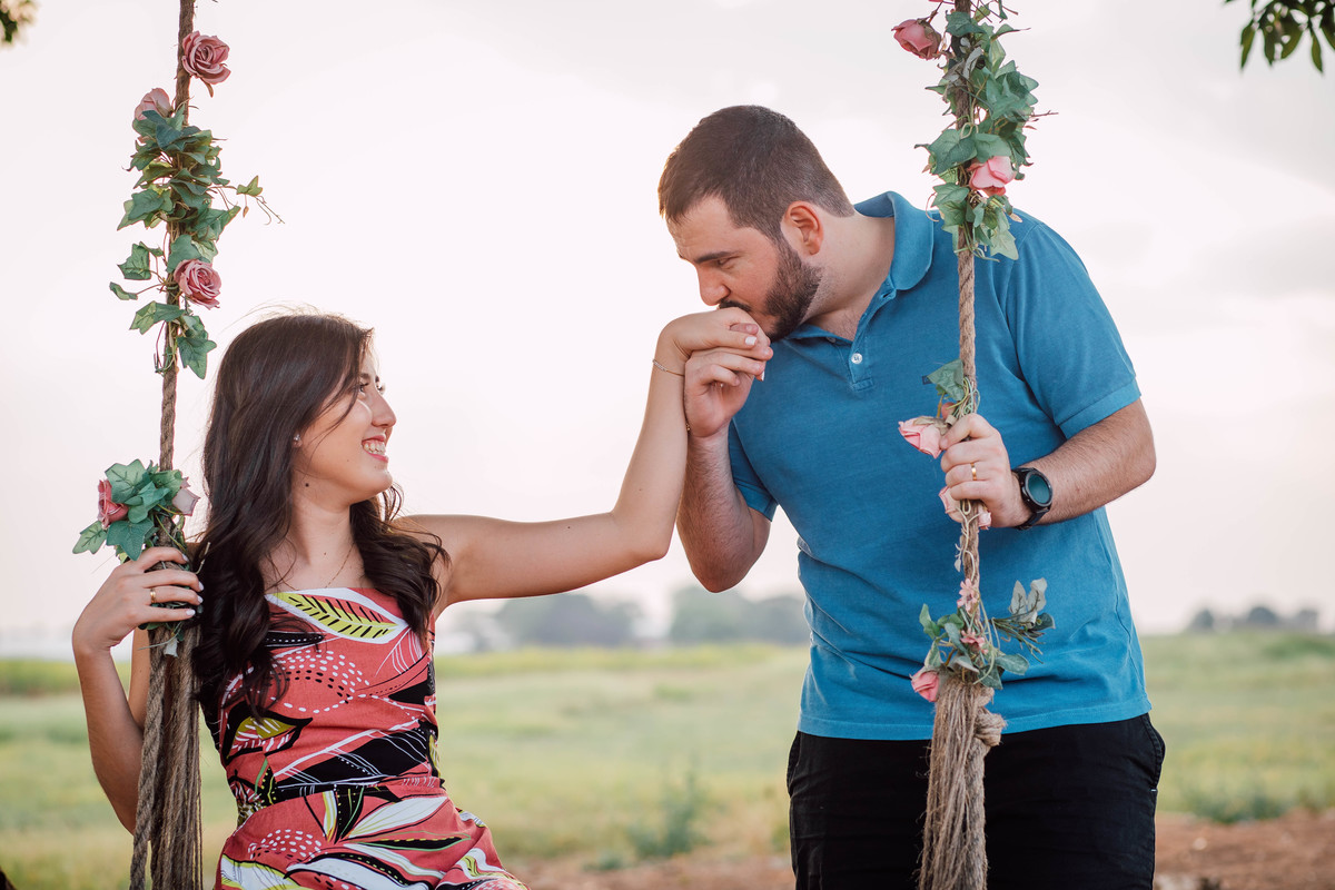 fotografia de ensaio de casal pre wedding em holambra sp cidade das flores imagens pelo fotografo denis silveira