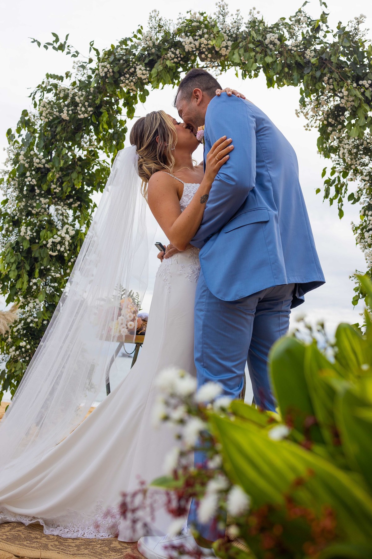 Beach Wedding Photography fotos de casamento na praia em toque toque pequeno litoral de sp casal de noivos Jessica e Thiago matrimonio pé na areia recepcao Barracuda Beach Bar de frente ao mar fotografo Denis Silveira Fotografia