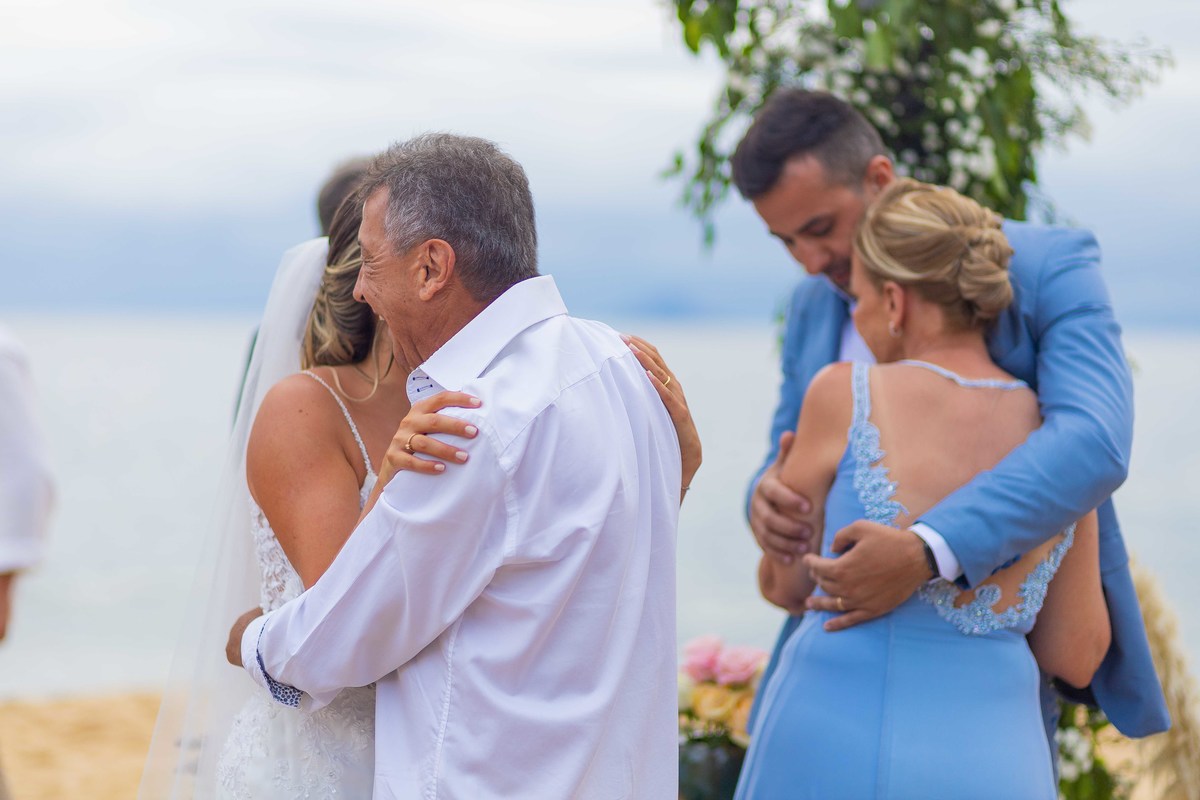 Beach Wedding Photography fotos de casamento na praia em toque toque pequeno litoral de sp casal de noivos Jessica e Thiago matrimonio pé na areia recepcao Barracuda Beach Bar de frente ao mar fotografo Denis Silveira Fotografia