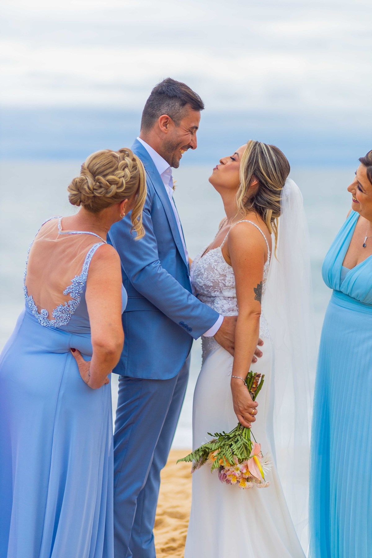 Beach Wedding Photography fotos de casamento na praia em toque toque pequeno litoral de sp casal de noivos Jessica e Thiago matrimonio pé na areia recepcao Barracuda Beach Bar de frente ao mar fotografo Denis Silveira Fotografia