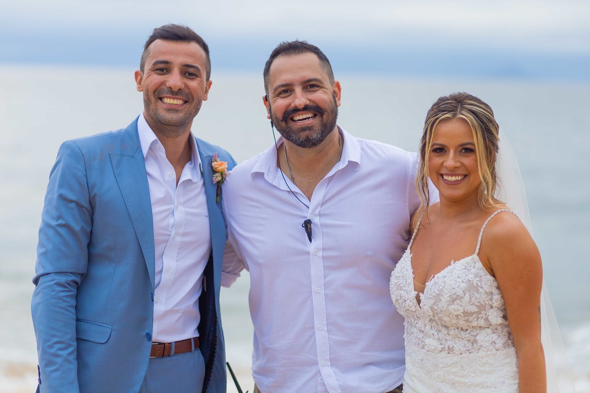 Beach Wedding Photography fotos de casamento na praia em toque toque pequeno litoral de sp casal de noivos Jessica e Thiago matrimonio pé na areia recepcao Barracuda Beach Bar de frente ao mar fotografo Denis Silveira Fotografia