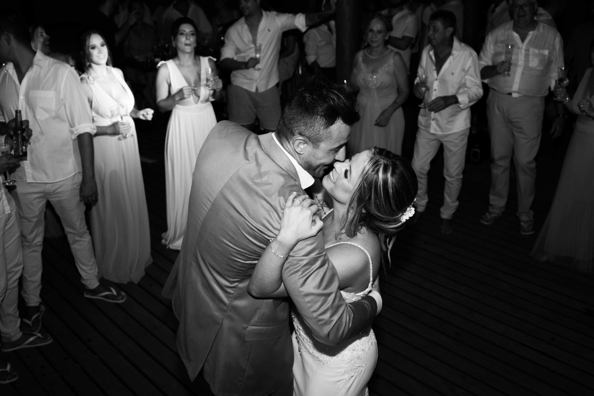 Beach Wedding Photography fotos de casamento na praia em toque toque pequeno litoral de sp casal de noivos Jessica e Thiago matrimonio pé na areia recepcao Barracuda Beach Bar de frente ao mar fotografo Denis Silveira Fotografia