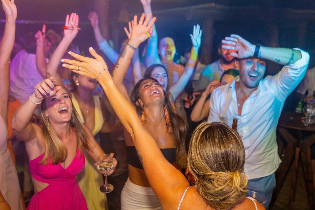 Beach Wedding Photography fotos de casamento na praia em toque toque pequeno litoral de sp casal de noivos Jessica e Thiago matrimonio pé na areia recepcao Barracuda Beach Bar de frente ao mar fotografo Denis Silveira Fotografia