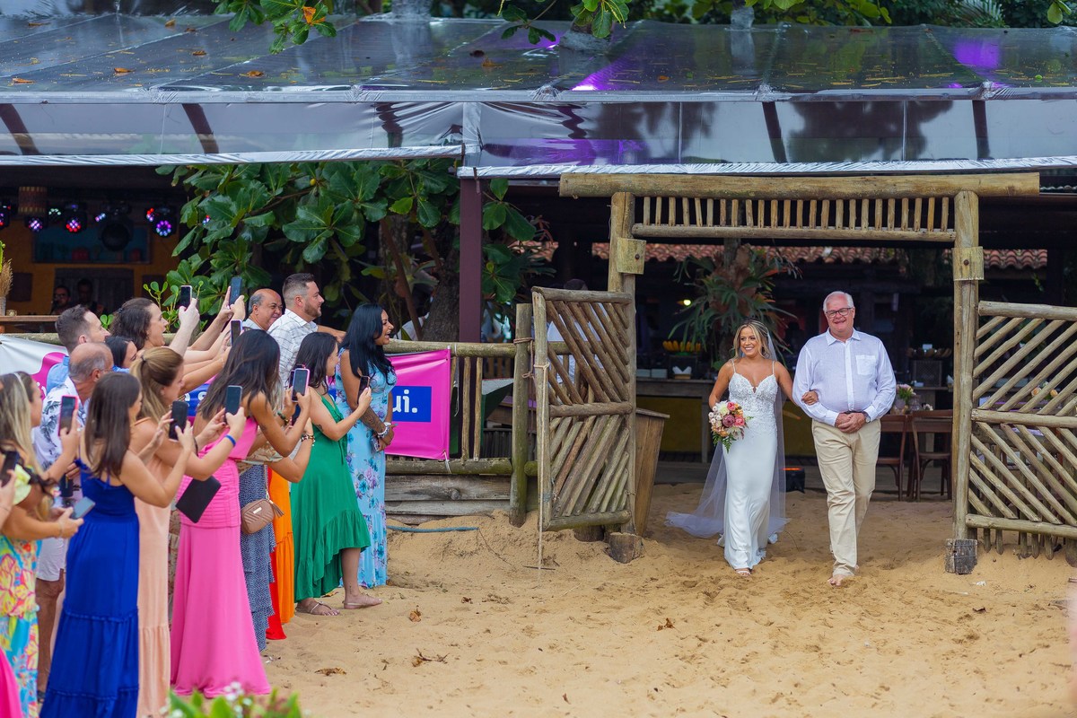 Beach Wedding Photography fotos de casamento na praia em toque toque pequeno litoral de sp casal de noivos Jessica e Thiago matrimonio pé na areia recepcao Barracuda Beach Bar de frente ao mar fotografo Denis Silveira Fotografia