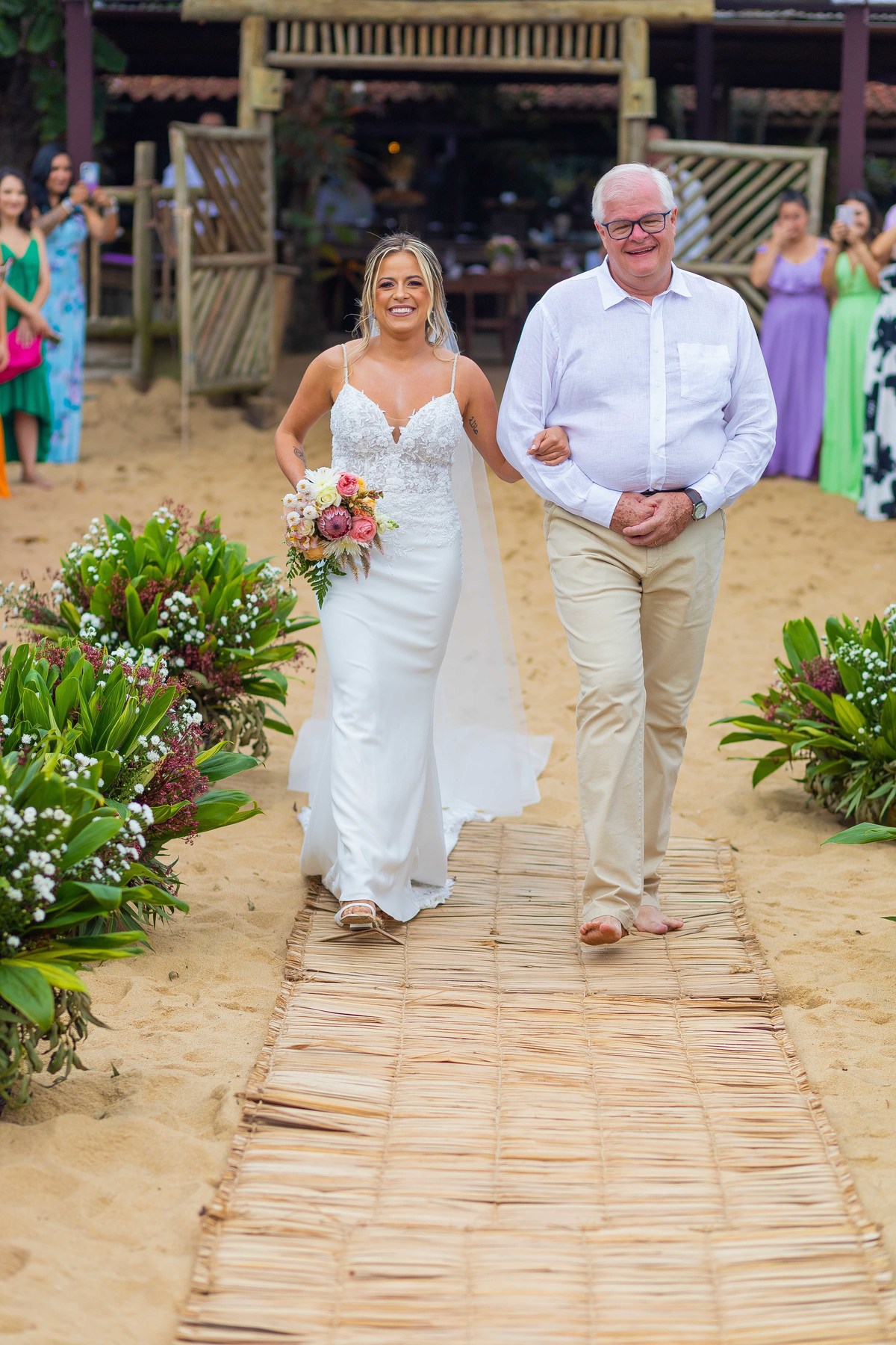 Beach Wedding Photography fotos de casamento na praia em toque toque pequeno litoral de sp casal de noivos Jessica e Thiago matrimonio pé na areia recepcao Barracuda Beach Bar de frente ao mar fotografo Denis Silveira Fotografia