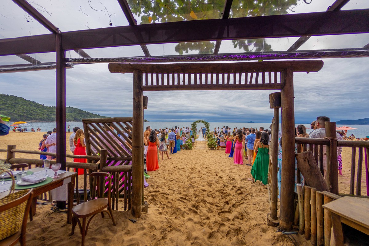 Beach Wedding Photography fotos de casamento na praia em toque toque pequeno litoral de sp casal de noivos Jessica e Thiago matrimonio pé na areia recepcao Barracuda Beach Bar de frente ao mar fotografo Denis Silveira Fotografia