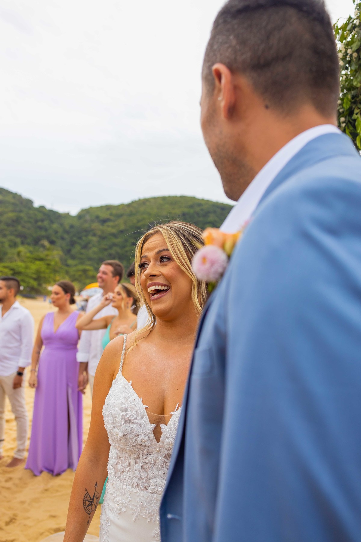 Beach Wedding Photography fotos de casamento na praia em toque toque pequeno litoral de sp casal de noivos Jessica e Thiago matrimonio pé na areia recepcao Barracuda Beach Bar de frente ao mar fotografo Denis Silveira Fotografia