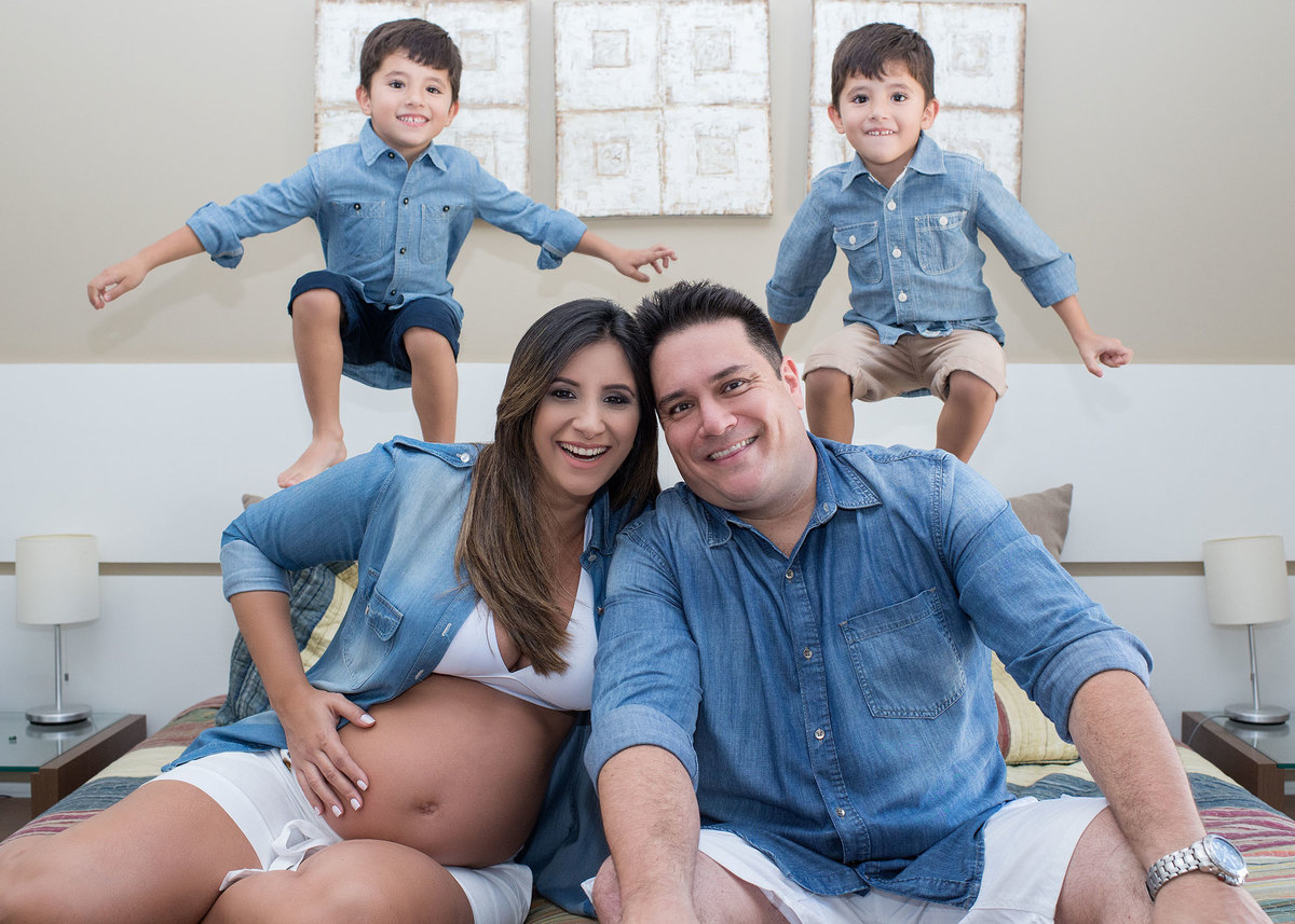 Ensaio Lifestyle Gestante - Alessandra - bagunça na cama dos Papais - Valinhos - SP