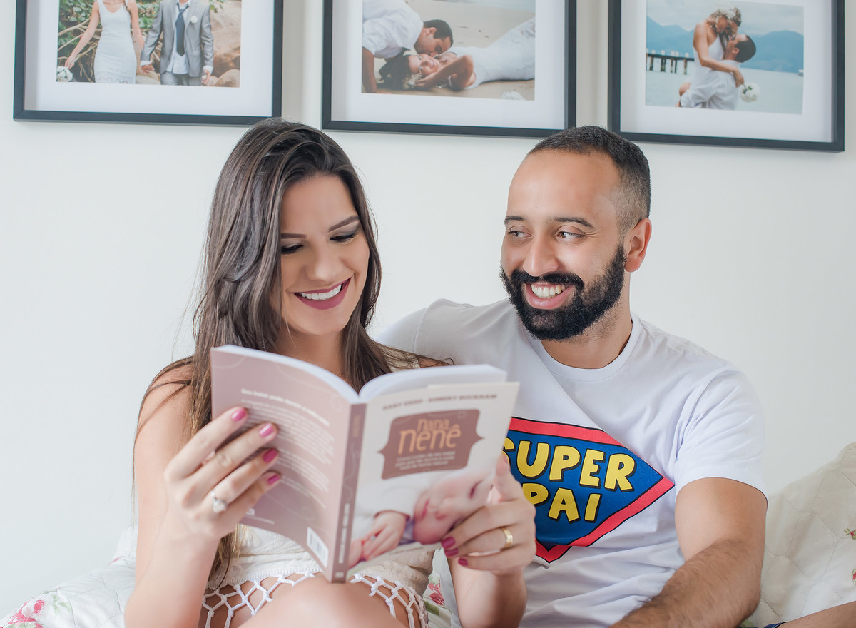 Ensaio-lifestyle-gestante-Foto lendo livro - na cama com papai