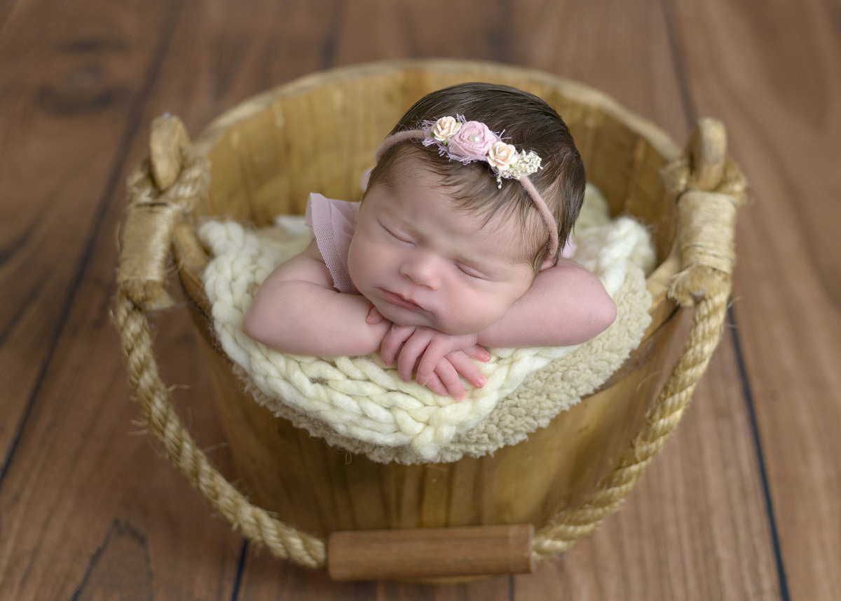 Newborn Ana Clara prop baldinho  pose bracinho.