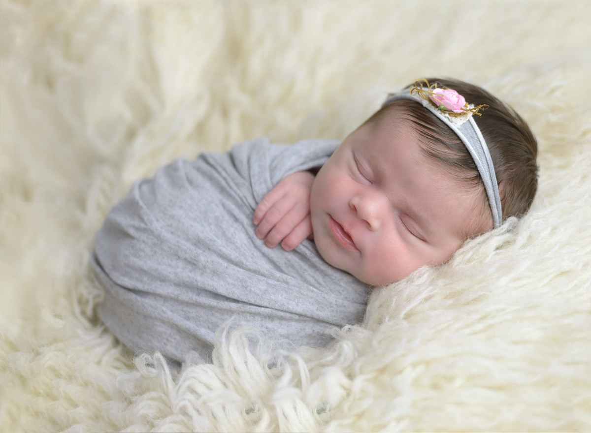 Newborn Ana Clara pose wrap no flokati.