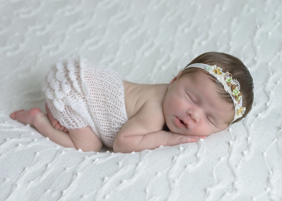 Newborn Ana Clara pose bumbum pra cima.