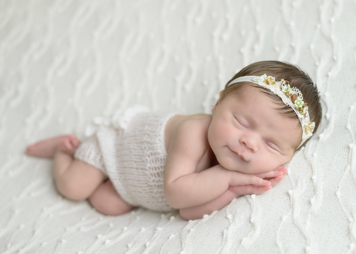 Newborn Ana Clara pose ladinho.