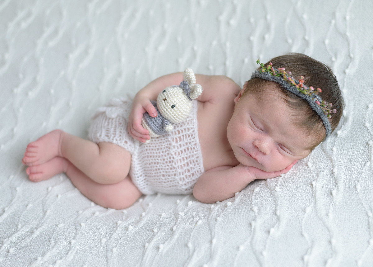 Newborn Ana Clara pose ladinho com amiguinho.