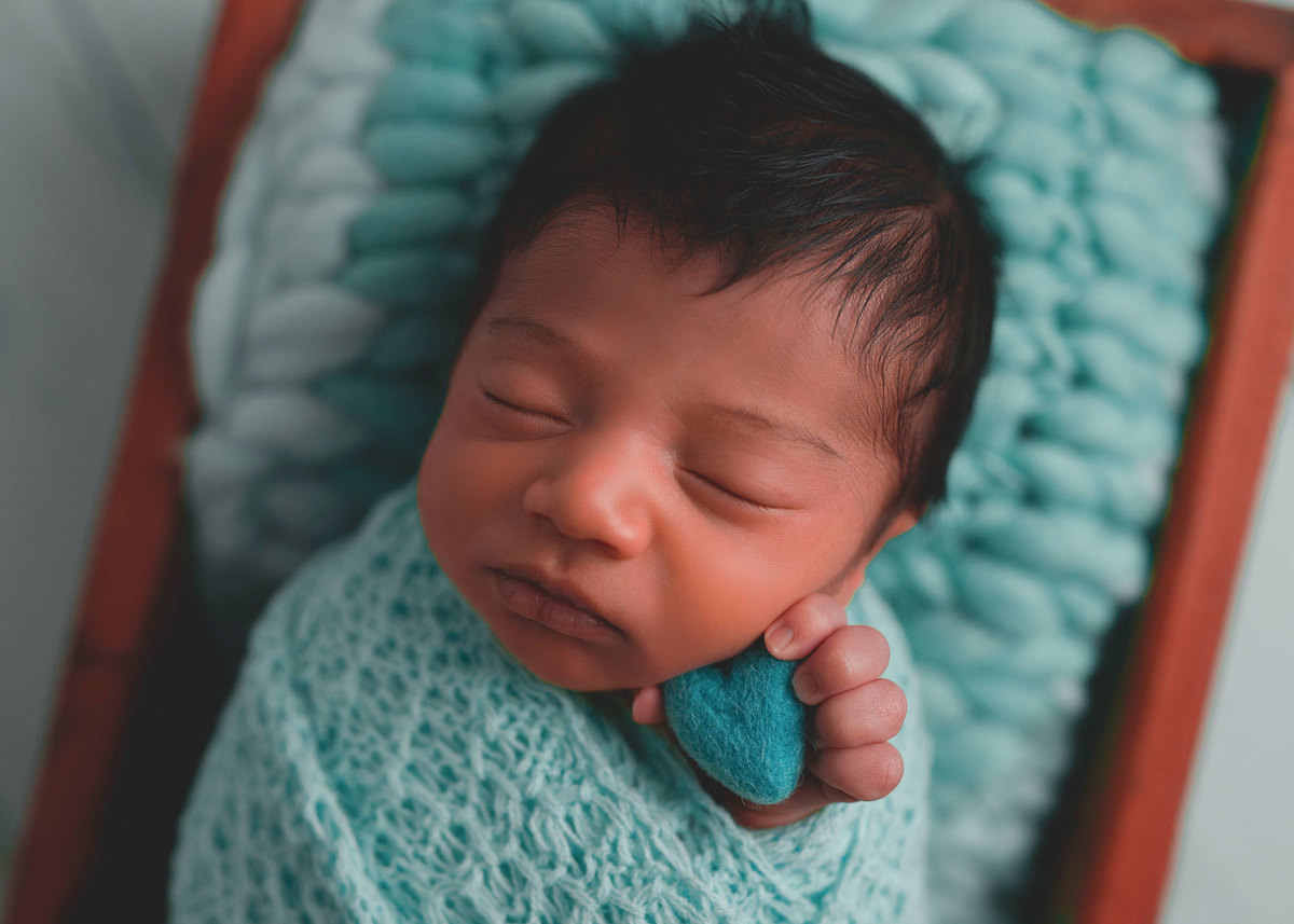 Ensaio de Newborn Campinas wrap prop caminha com coraçãozinho  Karina Brandão