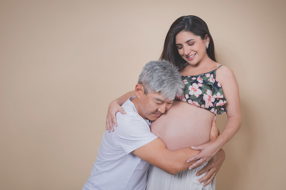 Ensaio gestante em estúdio - abraço do papai