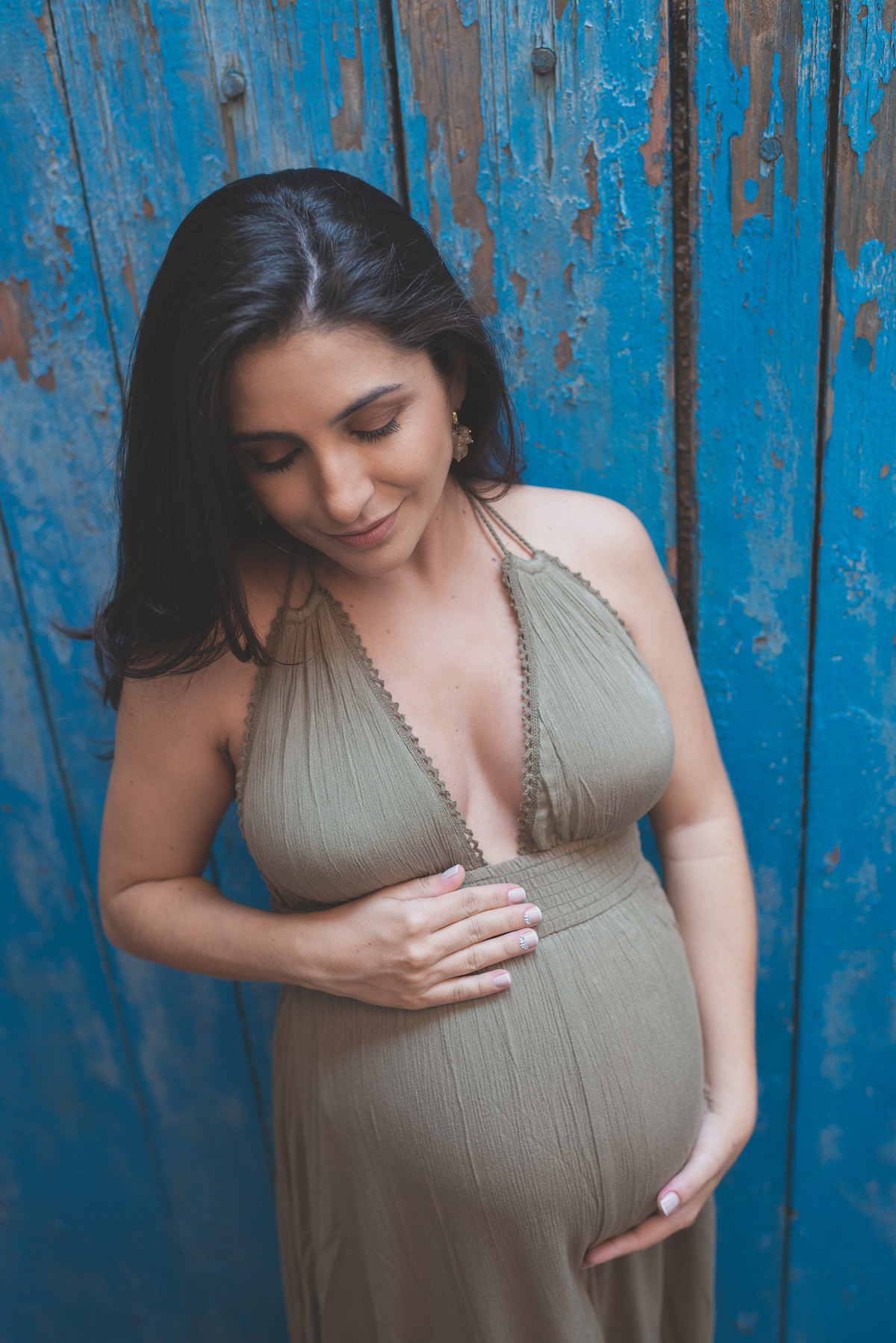 Ensaio gestante em estúdio - abraço na barriga