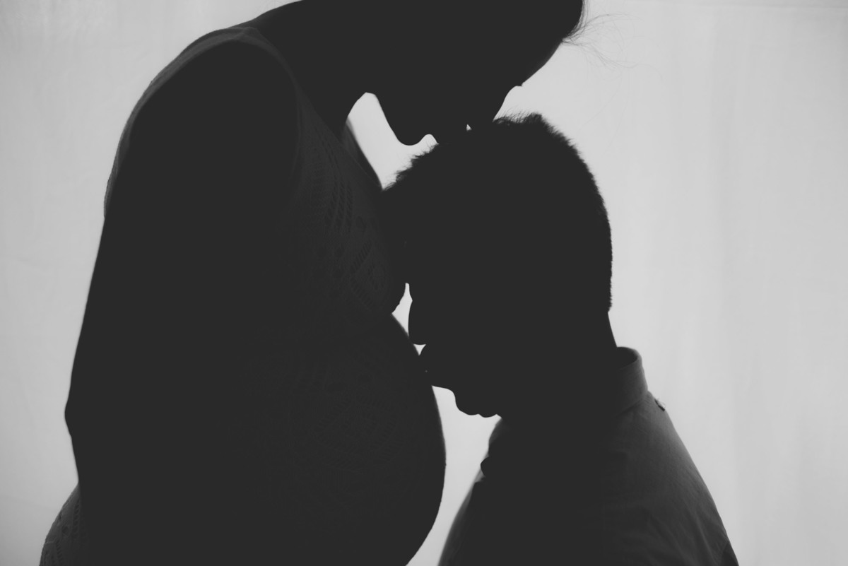 Ensaio gestante em estúdio - silhueta do beijinho do papai