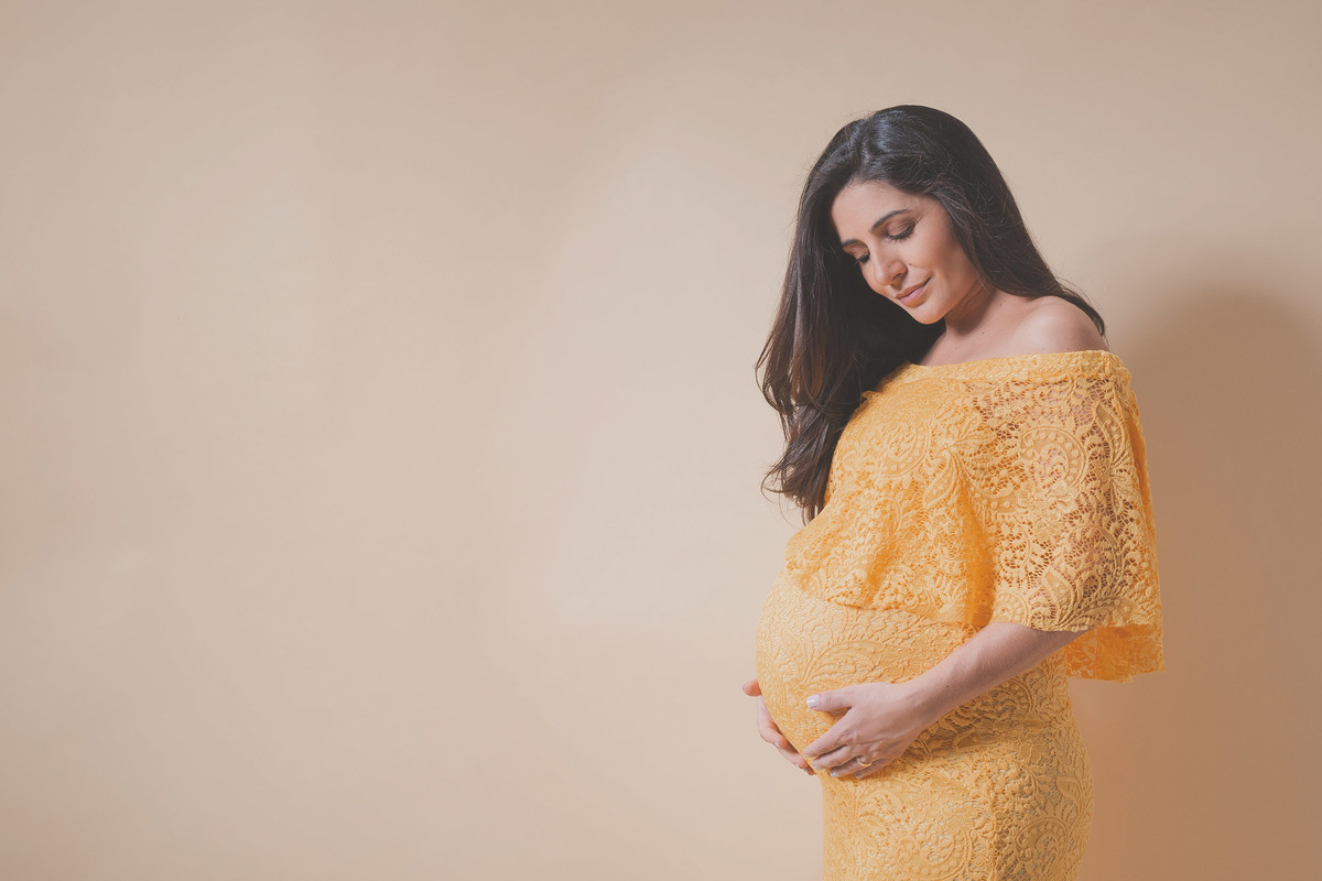 Ensaio gestante em estúdio - fundo amarelo