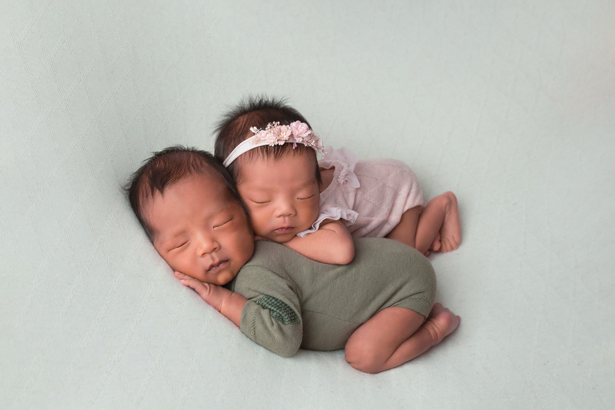 Gêmeos Alícia & Igor no puff.