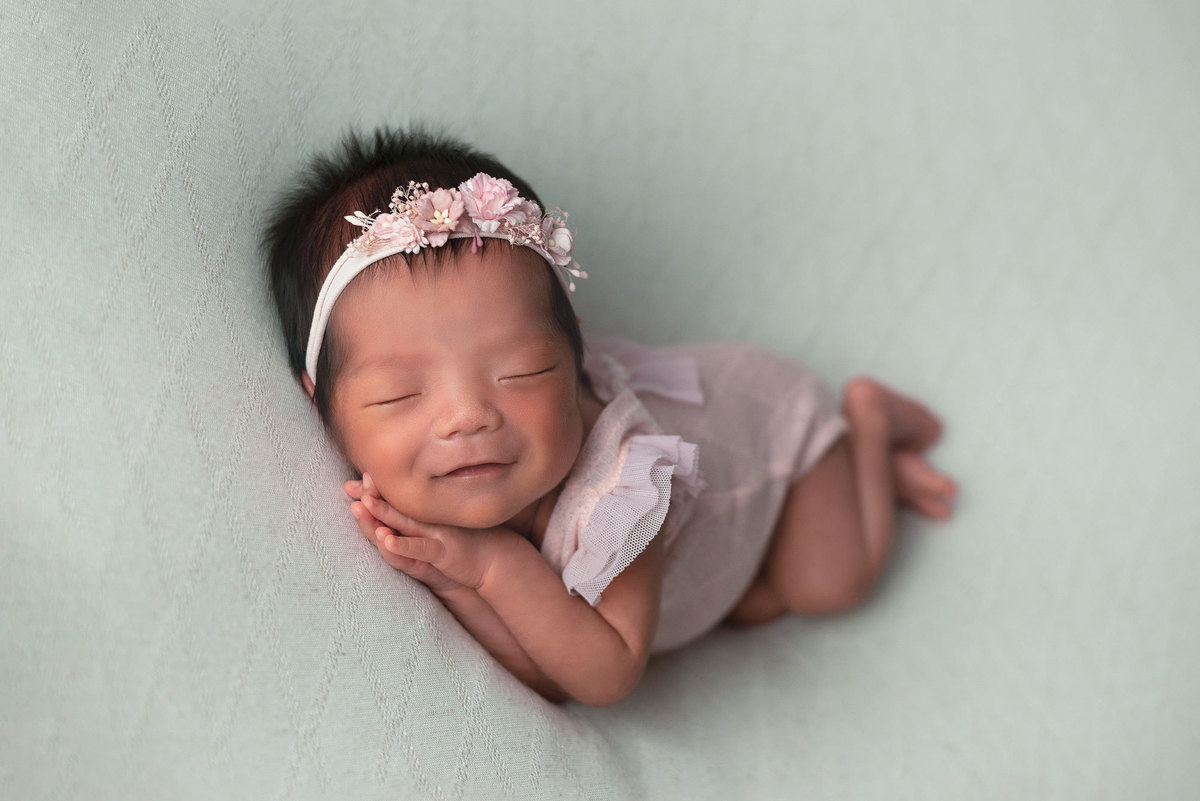 Alícia em pose musa, sorrindo.