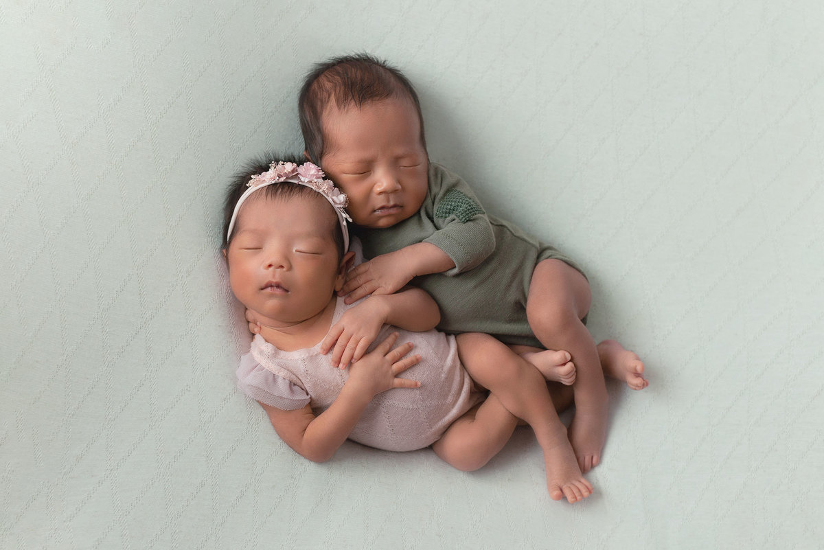 Alícia e Igor, gêmeos em pose barriga pra cima.