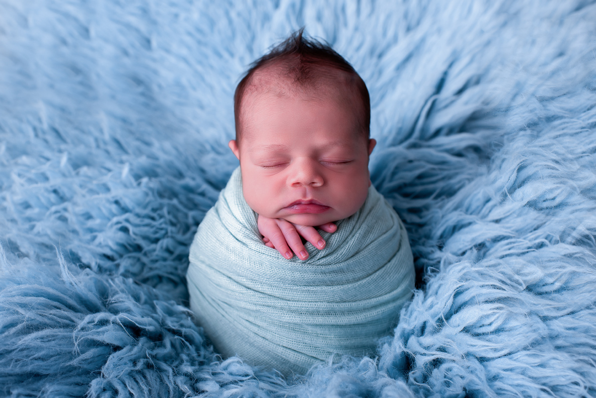 Ensaio de Newborn Campinas saco de batata flokati