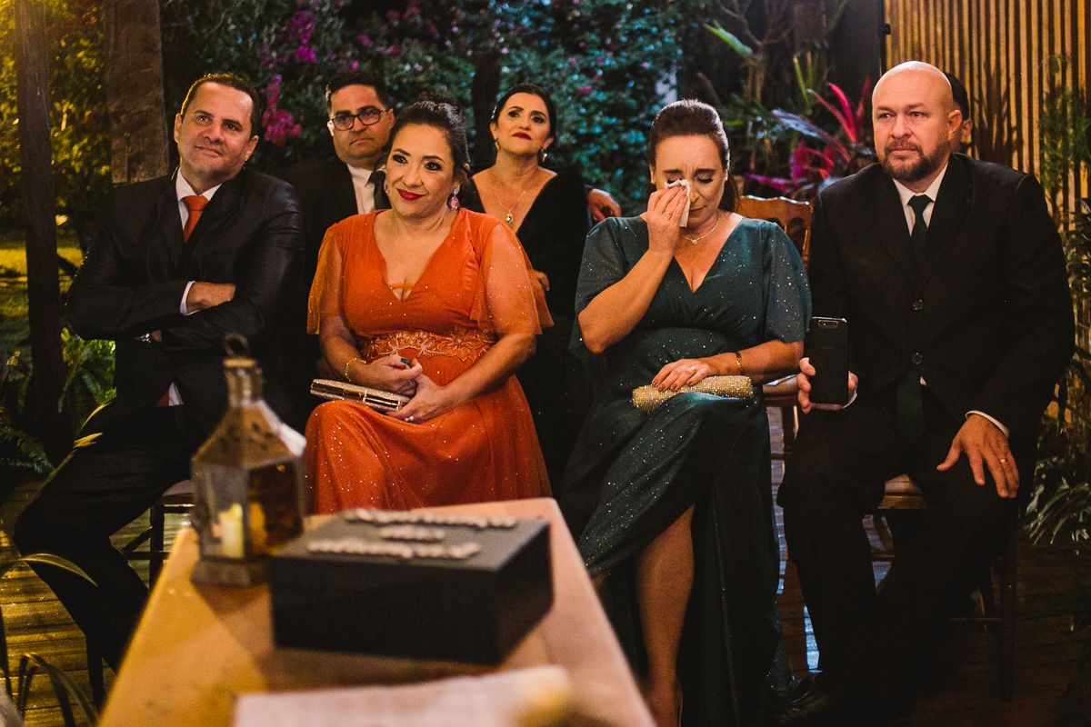 mãe do noivo chorando