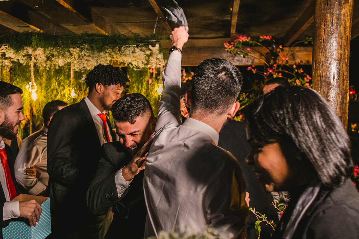 noivo passando a gravata