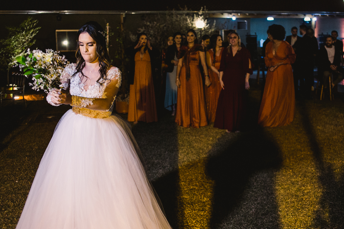 noiva jogando o buquê