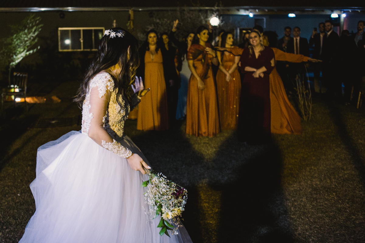 noiva jogando o buquê