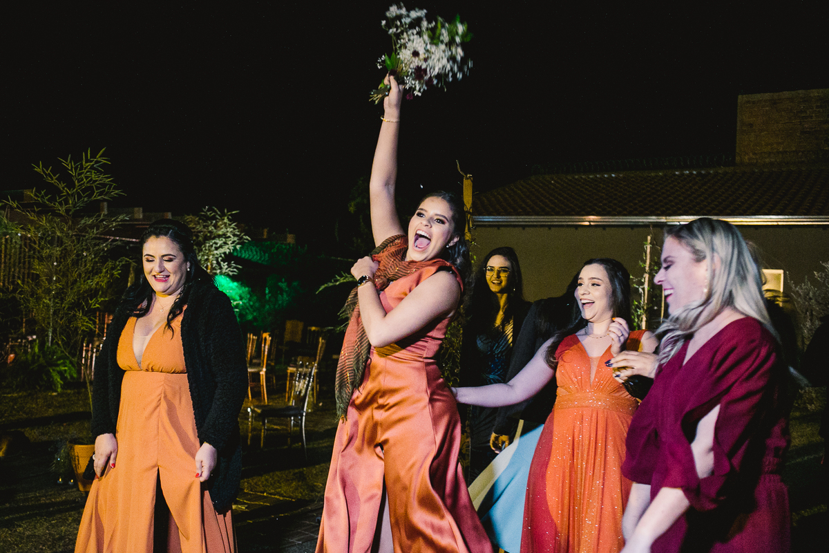 noiva jogando o buquê