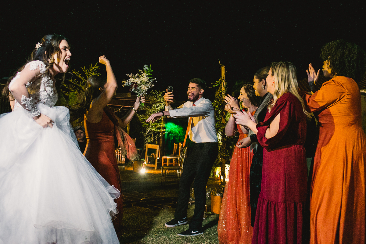 noiva jogando o buquê