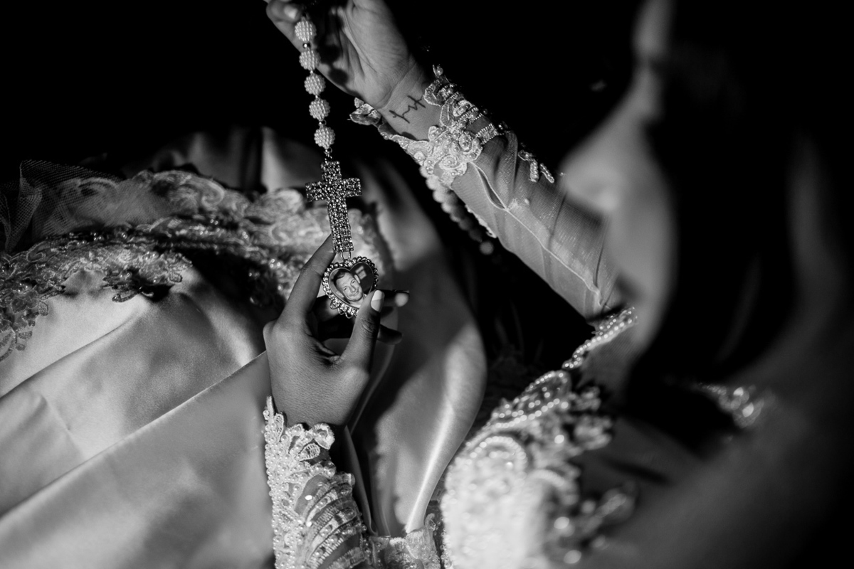 Foto da noiva com pingente do seu pai falecido