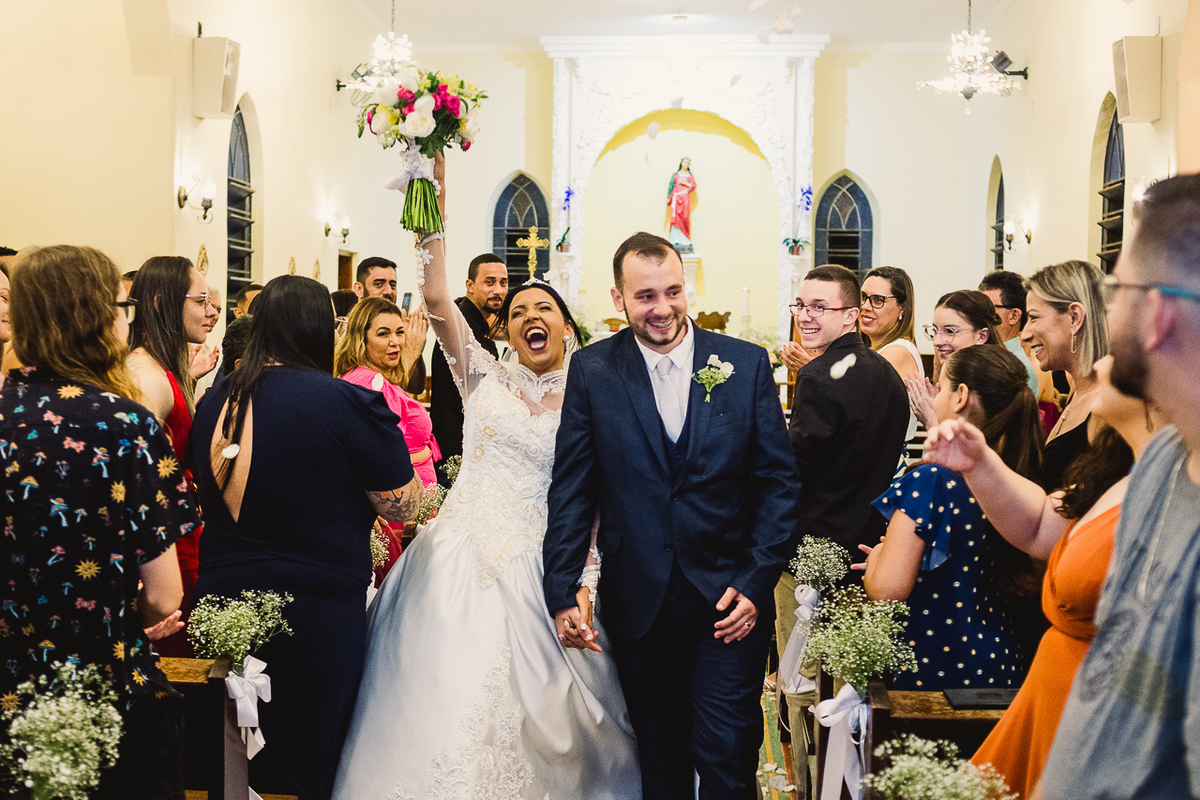 Noivos saindo da igreja
