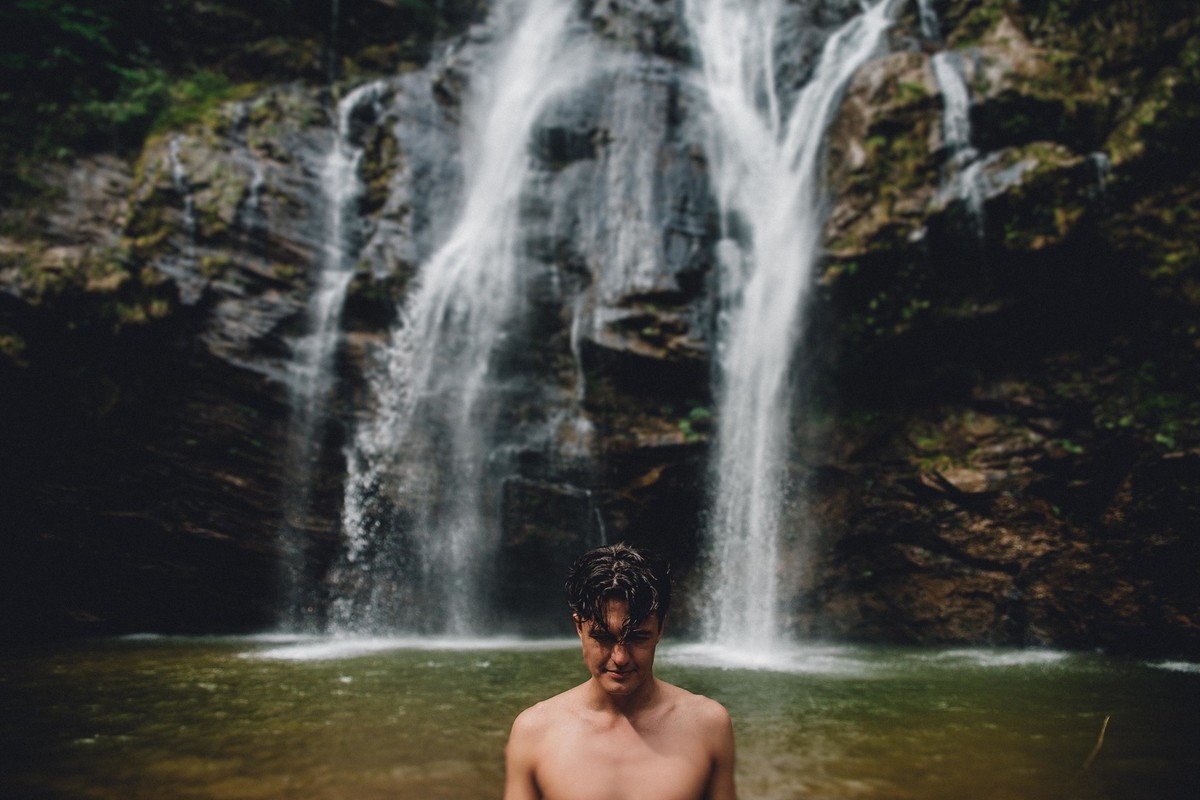 Emil Korkiakoski musico e compositor da banda younghearted em um ensaio na cachoeira do indio em Rio Acima Minas Gerais em que o modelo esta de frente para o fotografo