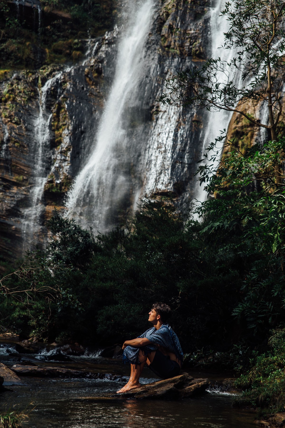 Emil Korkiakoski musico e compositor da banda younghearted em um ensaio na cachoeira do indio em Rio Acima Minas Gerais em que o Emil está sentado e vivendo uma experiencia unica  com a natureza