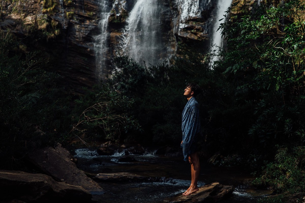 Emil Korkiakoski musico e compositor da banda younghearted em um ensaio na cachoeira do indio em Rio Acima Minas Gerais em que o Emil está de pé e sentindo a brisa do vendo