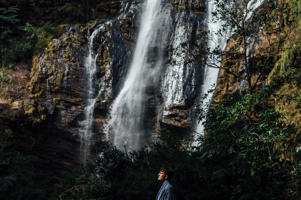 Emil Korkiakoski musico e compositor da banda younghearted em um ensaio na cachoeira do indio em Rio Acima Minas Gerais em que o Emil está de pé e sentindo a brisa do vendo