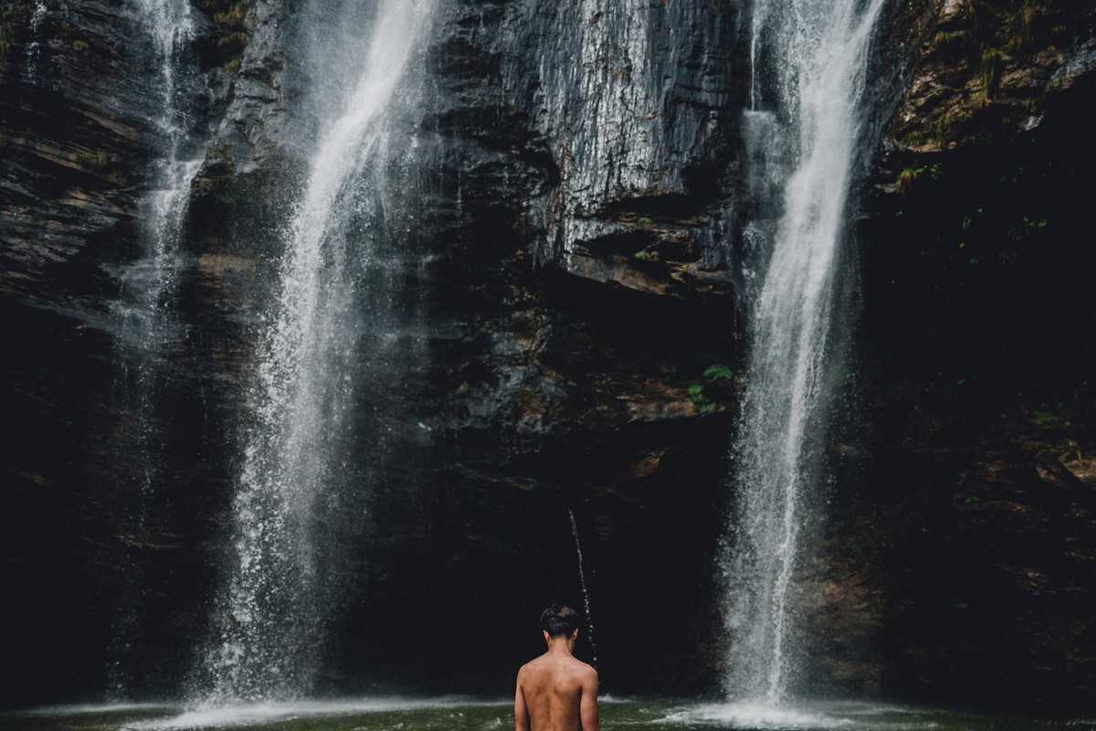 Emil Korkiakoski musico e compositor da banda younghearted em um ensaio na cachoeira do indio em Rio Acima Minas Gerais em que o modelo esta de costas para a fotografia