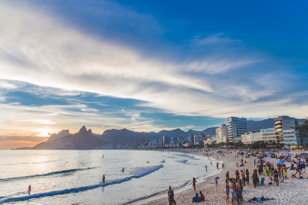 fotografia de paisagem com a vista da praia de ipanema e leblon tirada da pedra do arpoador