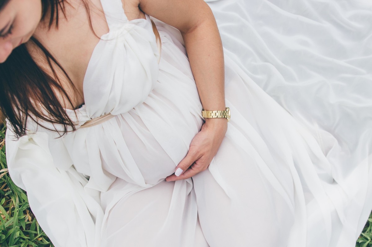 Fotografia de detalhes de gestante em qu