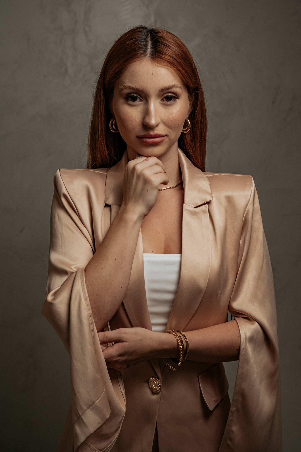 Ensaio Feminino Empresarial em Belo Horizonte com ideias e poses pensadas no uso de arquetipos de governante maga e amante