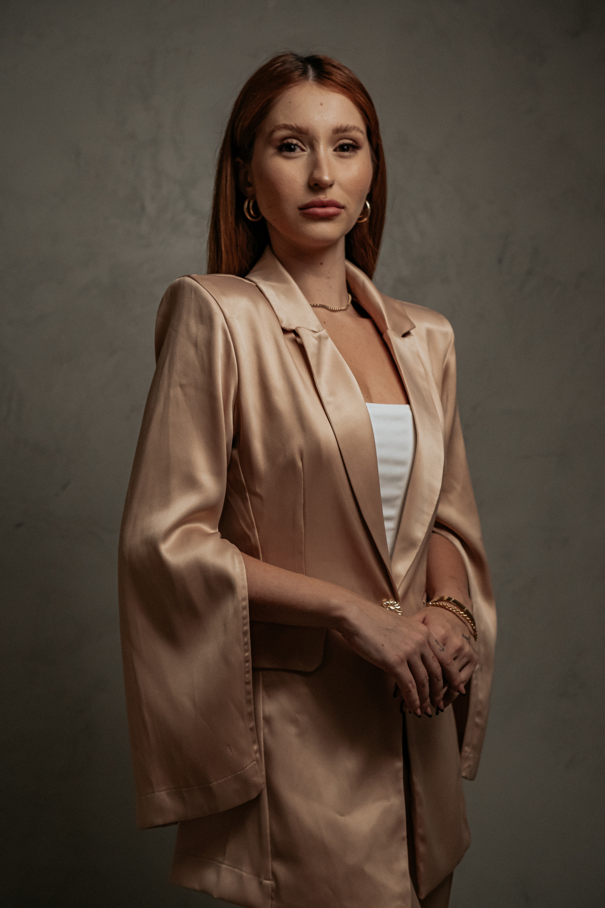 Ensaio Feminino Empresarial em Belo Horizonte com ideias e poses pensadas no uso de arquetipos de governante maga e amante