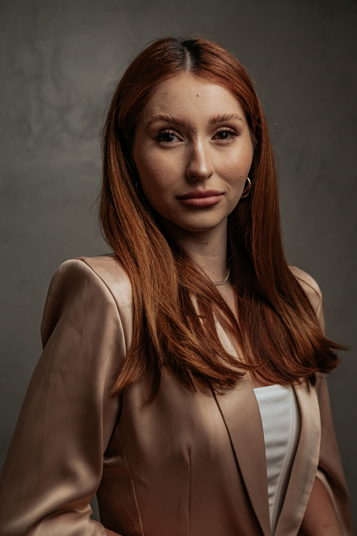 Ensaio Feminino Empresarial em Belo Horizonte com ideias e poses pensadas no uso de arquetipos de governante maga e amante