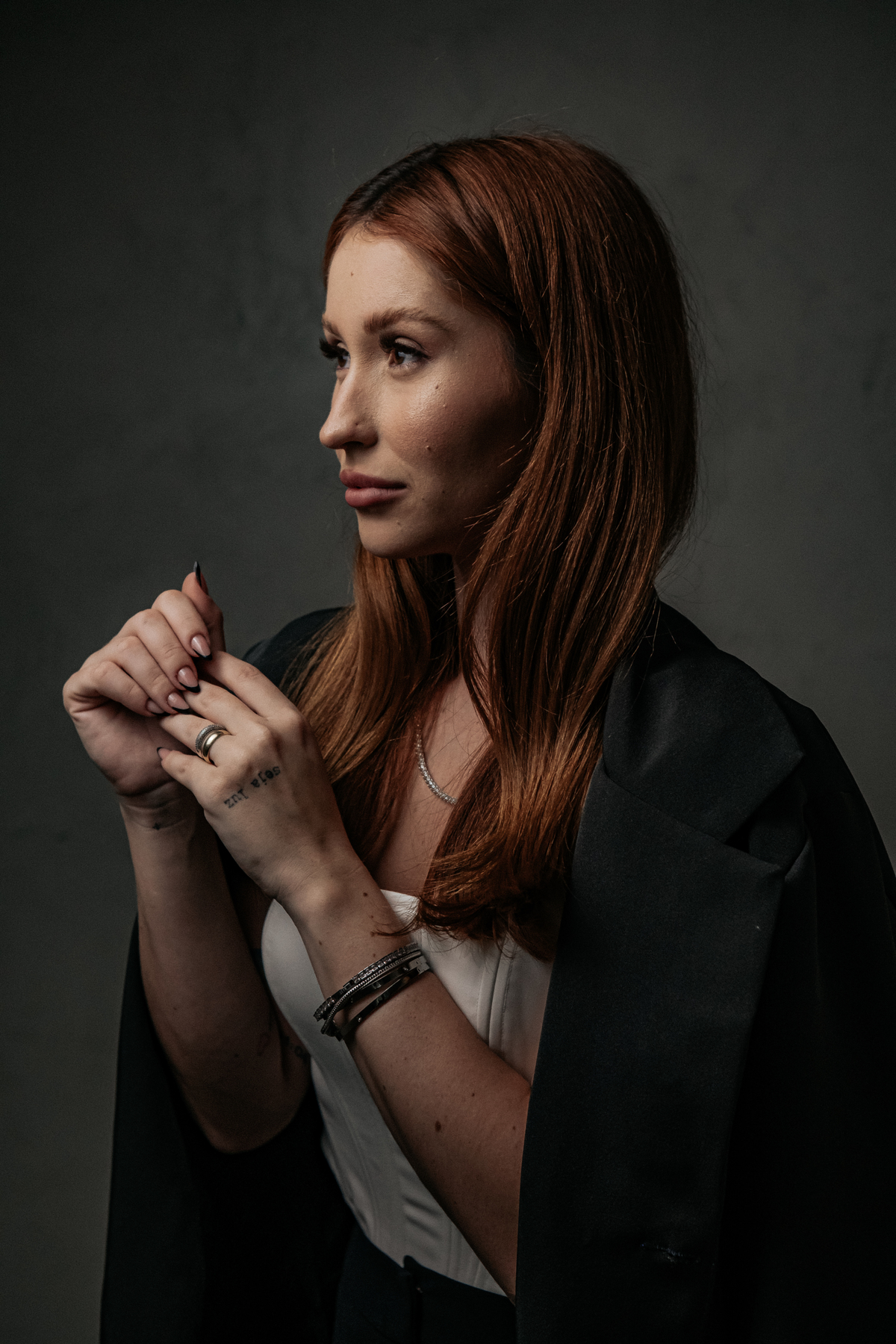 Ensaio Feminino Empresarial em Belo Horizonte com ideias e poses pensadas no uso de arquetipos de governante maga e amante