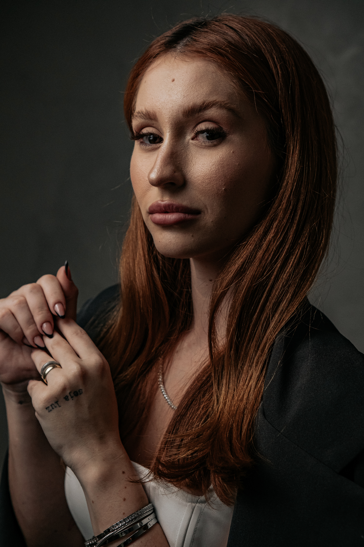 Ensaio Feminino Empresarial em Belo Horizonte com ideias e poses pensadas no uso de arquetipos de governante maga e amante