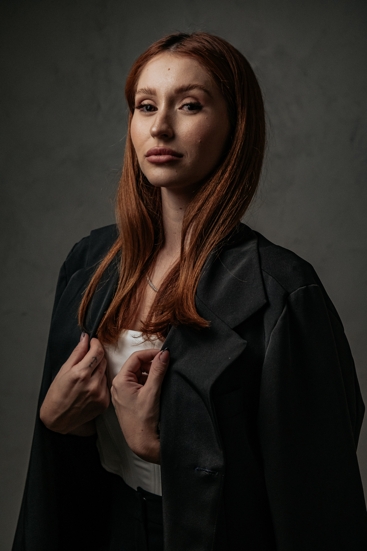 Ensaio Feminino Empresarial em Belo Horizonte com ideias e poses pensadas no uso de arquetipos de governante maga e amante