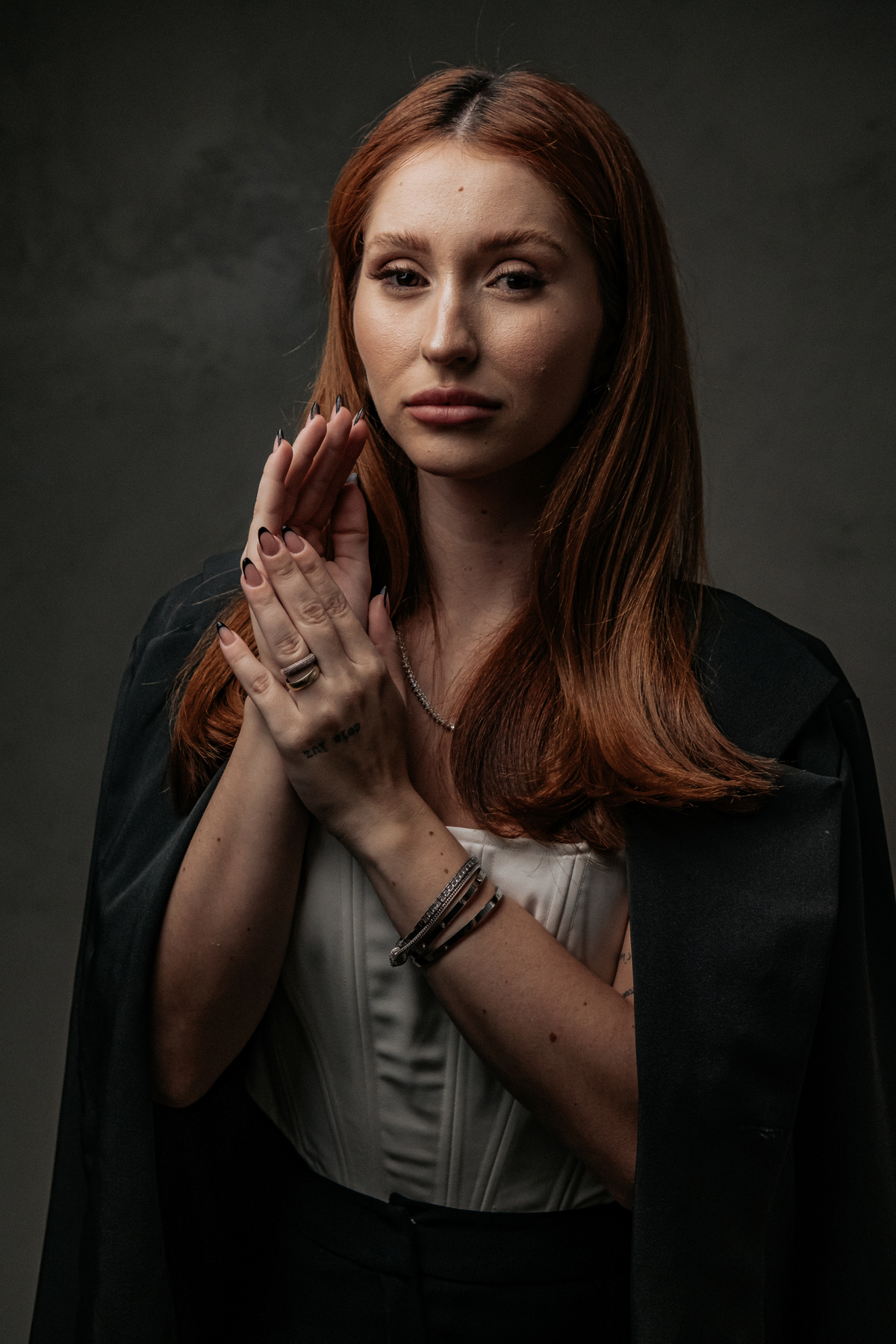 Ensaio Feminino Empresarial em Belo Horizonte com ideias e poses pensadas no uso de arquetipos de governante maga e amante